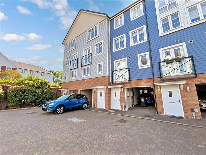 4 Bedroom Town House For Sale In Crabapple Road, Tonbridge, Kent, TN9