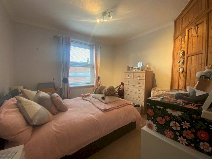 1 Bedroom Maisonette To Rent In London Road, Redhill, Surrey, RH1