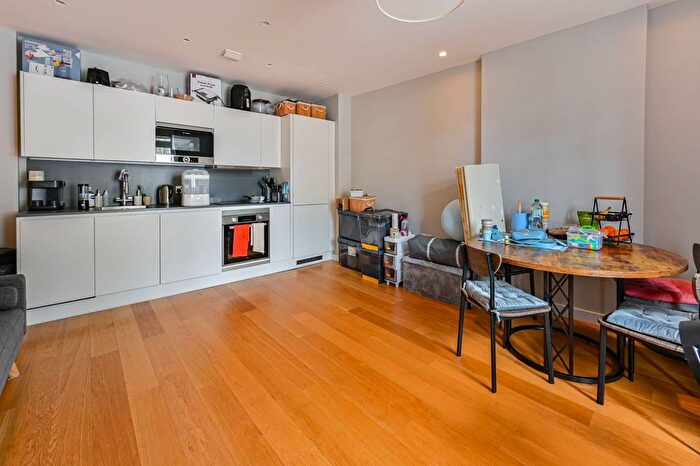 2 Bedroom Flat To Rent In Avonmore Road, Olympia, London, W14