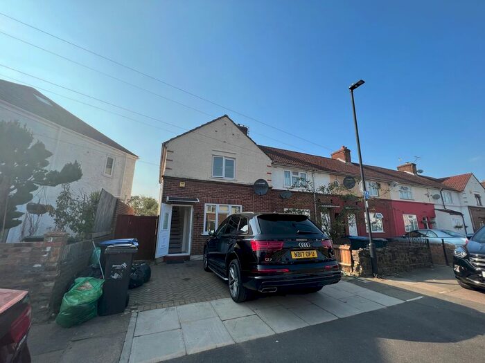 3 Bedroom Semi-Detached House To Rent In Mapleton Rd, Enfield, EN1