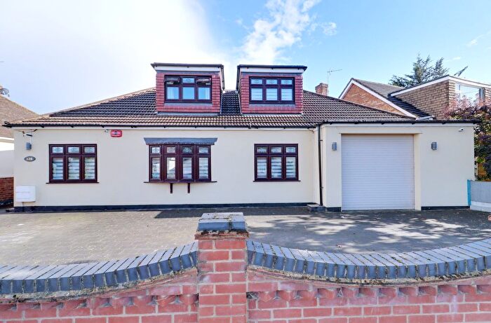 3 Bedroom Detached Bungalow For Sale In Parsonage Road, Rainham, RM13