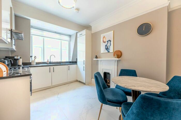 2 Bedroom Flat To Rent In James Street, Marylebone, London, W1U