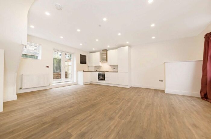 3 Bedroom Flat To Rent In Church Lane, Tooting, SW17