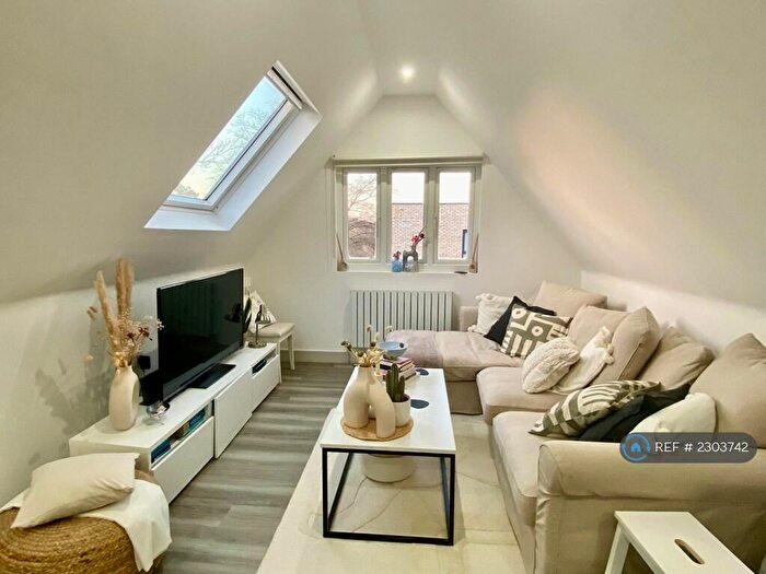 2 Bedroom Flat To Rent In West Hill, South Croydon, CR2