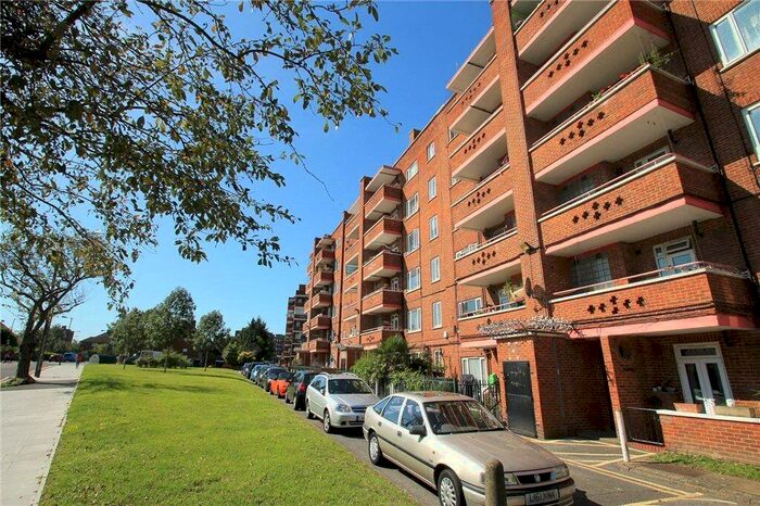 3 Bedroom Flat To Rent In Denmark Hill Estate Camberwell, SE5