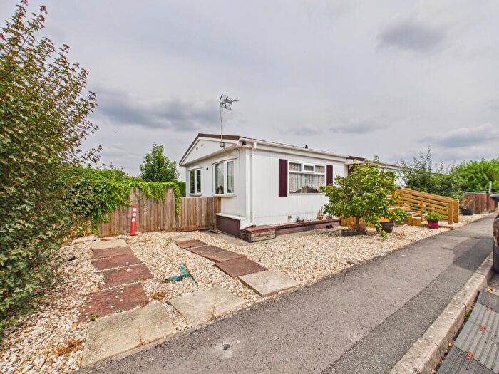 2 Bedroom Park Home For Sale In Laburnum Rise, Crookham Common, RG19