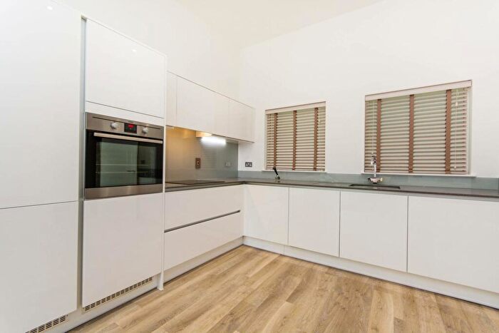 2 Bedroom Flat To Rent In Hyde Lane, Battersea, London, SW11