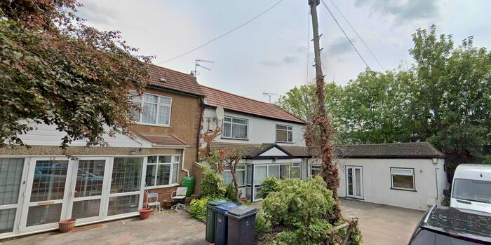 3 Bedroom Property To Rent In Summers Row, London, N12