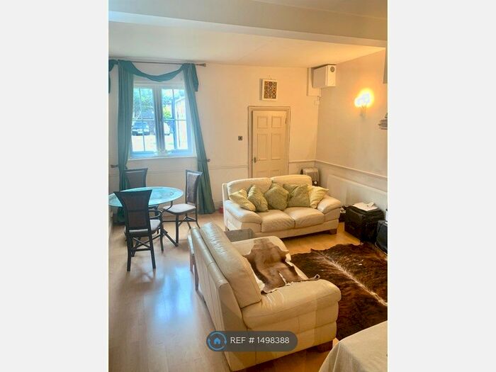 2 Bedroom Flat To Rent In Abington House, Colnbrook, SL3