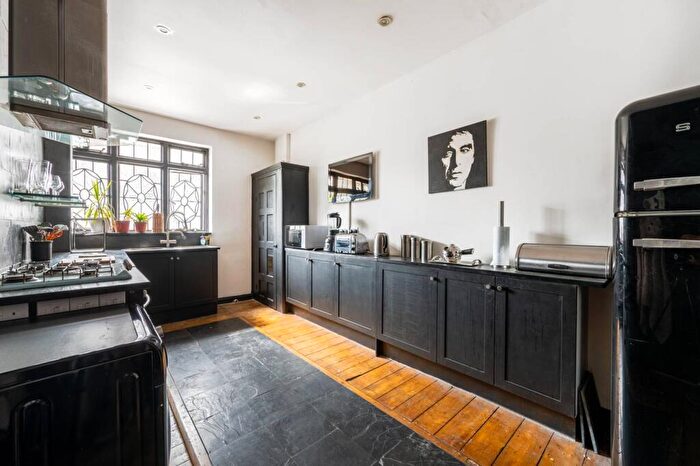 3 Bedroom Flat For Sale In Aylestone Avenue, Queen's Park, London, NW6