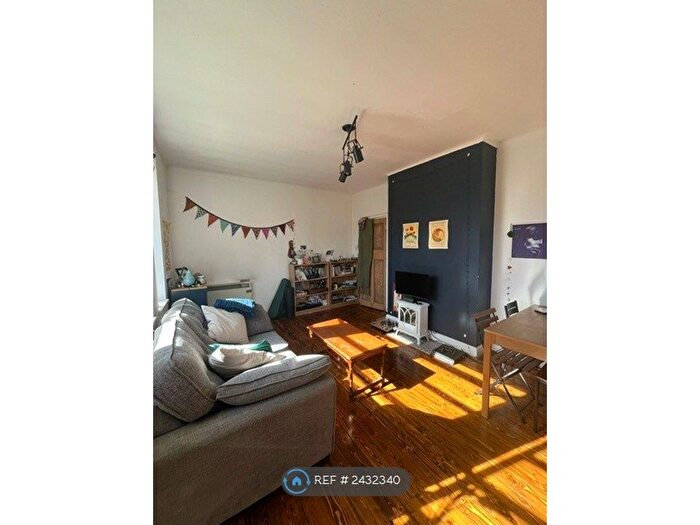 2 Bedroom Flat To Rent In Linnet House, Liverpool, L8