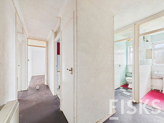 2 Bedroom Apartment For Sale In Castle Lane, Benfleet, SS7