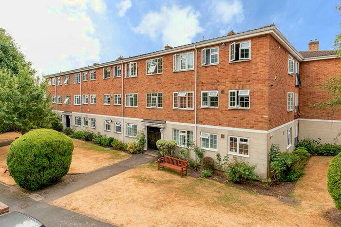2 Bedroom Flat To Rent In Gainsborough Court, Walton-On-Thames, KT12