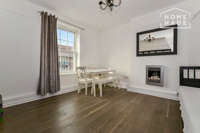 3 Bedroom Flat To Rent In Lycette House, New Park Road, SW2