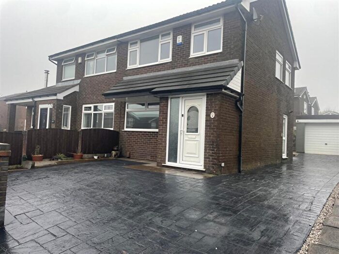 3 Bedroom Semi-Detached House To Rent In Priestwood Avenue, Oldham, OL4