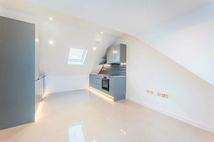 2 Bedroom Flat To Rent In Perryn Road, East Acton, W3