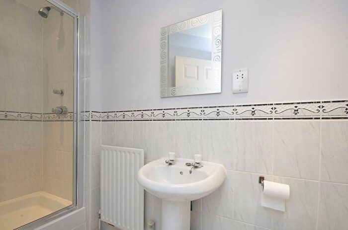 2 Bedroom Flat To Rent In Avenue Elmers, Surbiton, KT6