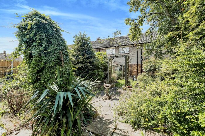 3 Bedroom Terraced House For Sale In Thatches Grove, Romford, RM6