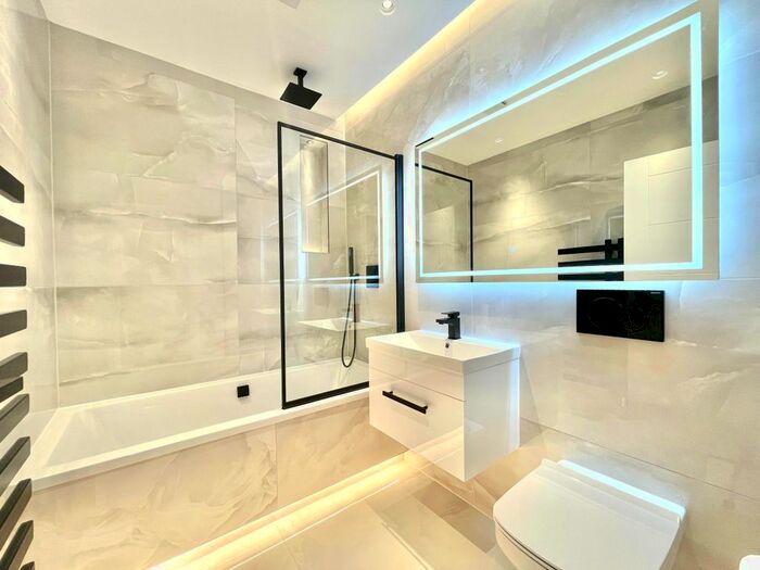 2 Bedroom Flat To Rent In Long Lane, London, N3