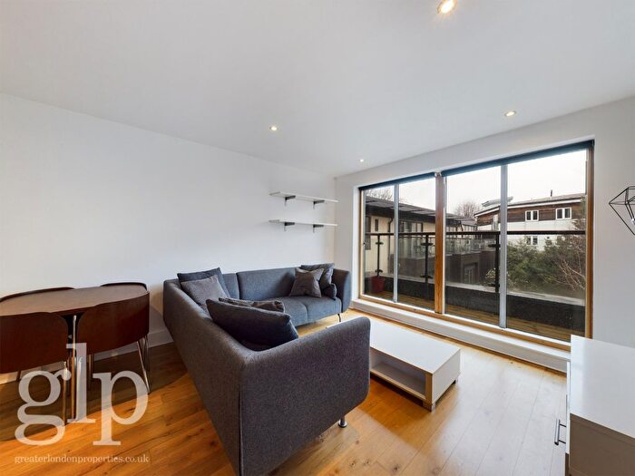 1 Bedroom Flat To Rent In Houghton Square, Clapham North, SW9