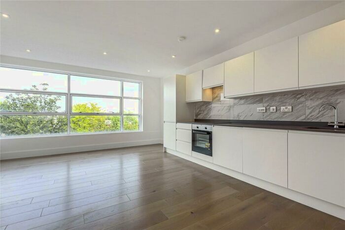 2 Bedroom Apartment To Rent In The Boulevard, Cain Road, Bracknell, Berkshire, RG12