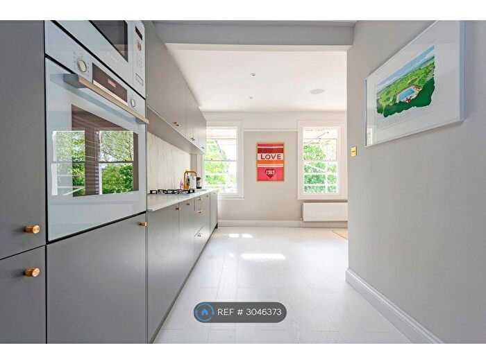 2 Bedroom Flat To Rent In Josephine Avenue, London, SW2