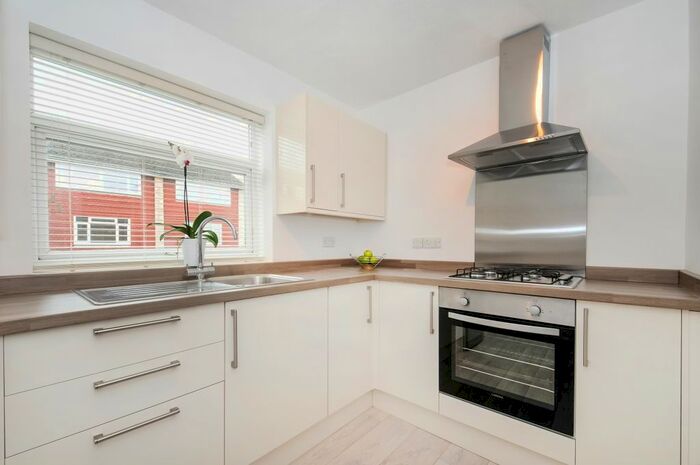 2 Bedroom Flat To Rent In Park View, Sydney Road, Haywards Heath RH16