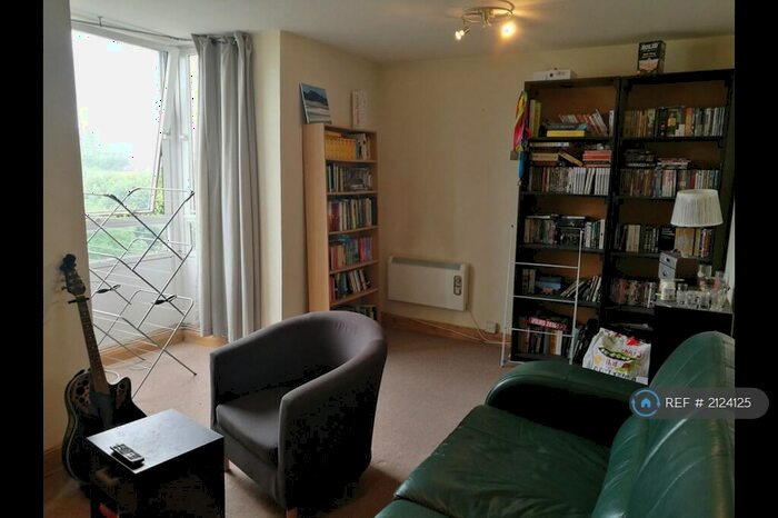 2 Bedroom Flat To Rent In Bramlands Close, Clapham Junction, SW11