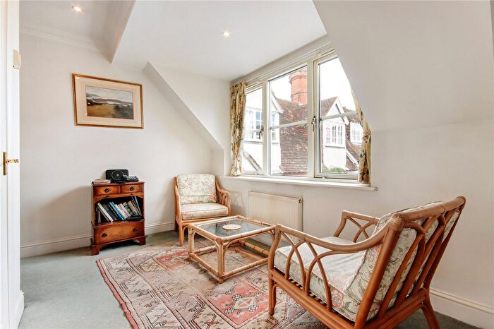 2 Bedroom Flat For Sale In Lime Tree Walk, Sevenoaks, Kent, TN13