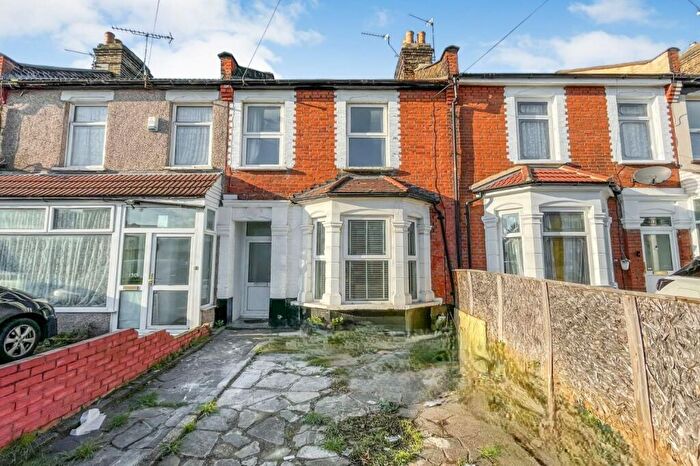 6 Bedroom Semi-Detached House To Rent In Ilford, IG1