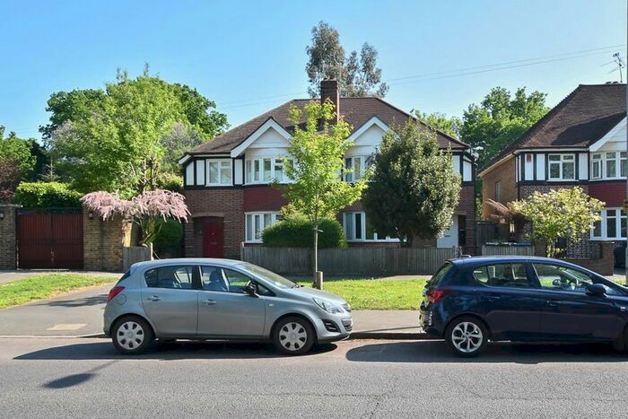 2 Bedroom Flat To Rent In Dukes Avenue, Kingston Upon Thames, KT2