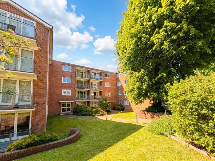 2 Bedroom Flat To Rent In Eaton Gardens, Hove, BN3