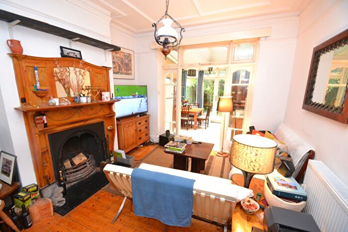 3 Bedroom Flat To Rent In Vaughan Avenue, Hammersmith, W6