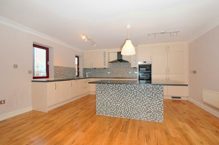 3 Bedroom Flat To Rent In William Morris Way, London, SW6