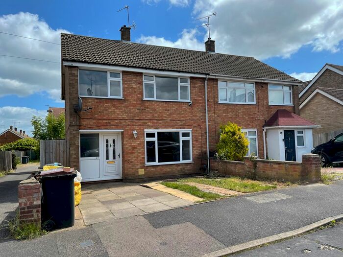 3 Bedroom Semi-Detached House To Rent In Oatfield Close, Luton, Beds, LU4
