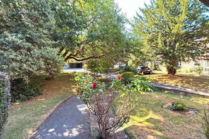 1 Bedroom Flat For Sale In Hogarth Court, Steeplands, Bushey, WD23