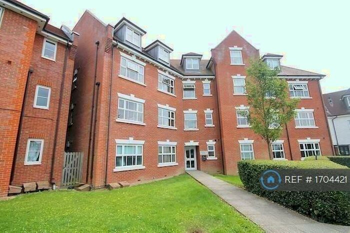 2 Bedroom Flat To Rent In Waltermead Close, Ongar, CM5