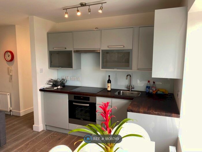 1 Bedroom Flat To Rent In Thornton Avenue, London, SW2