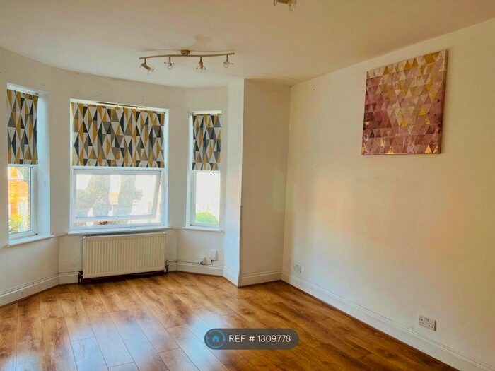 2 Bedroom Flat To Rent In Carlingford Road, London N15