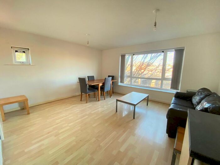 3 Bedroom Flat To Rent In Foster Street, Salford, M5