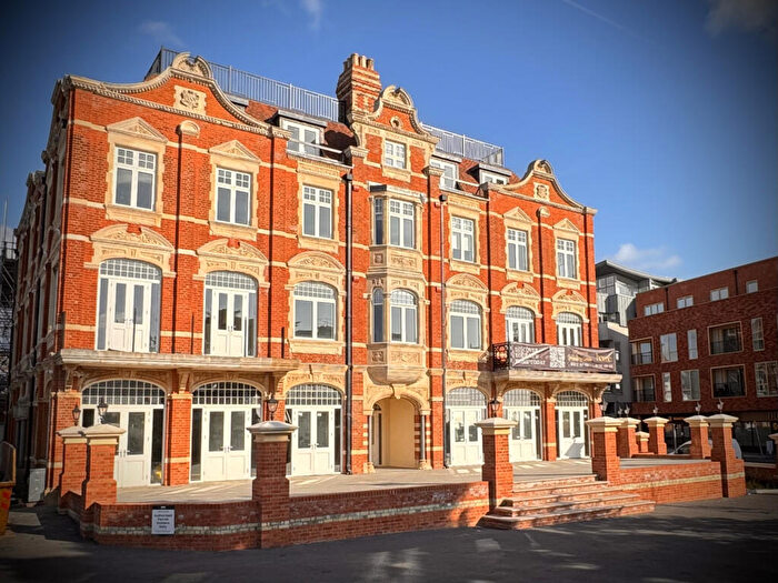 2 Bedroom Flat For Sale In The Grand Apartments, Leigh-On-Sea, SS9