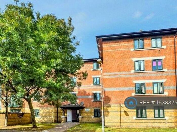 3 Bedroom Flat To Rent In Tralee Court, London, SE16