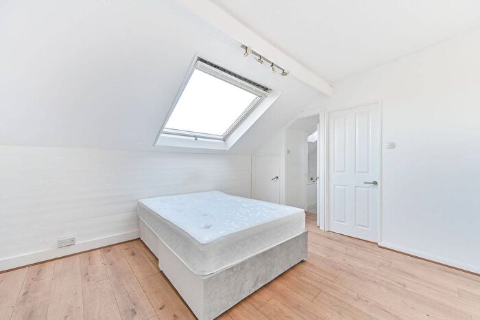 Studio To Rent In Cambridge Gardens, North Kensington, London, W10