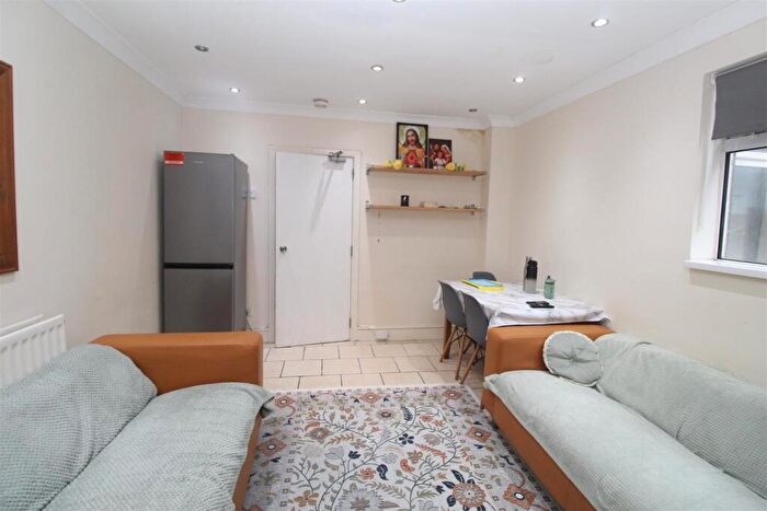 2 Bedroom Flat To Rent In North Road, Whitchurch, Cardiff, CF14