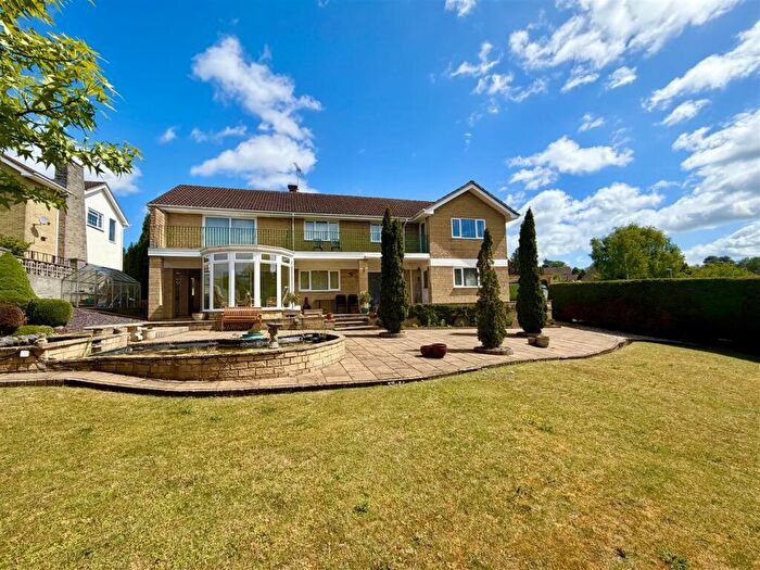 4 Bedroom Detached House For Sale In Field Rise, Old Town, SN1