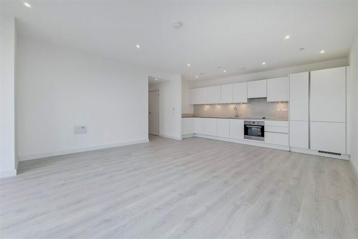 3 Bedroom Flat To Rent In Barratt House, Prince Regent Road, Hounslow, TW3