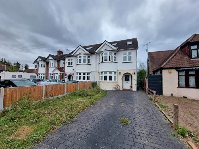 4 Bedroom House For Sale In The Glade, Ilford, IG5