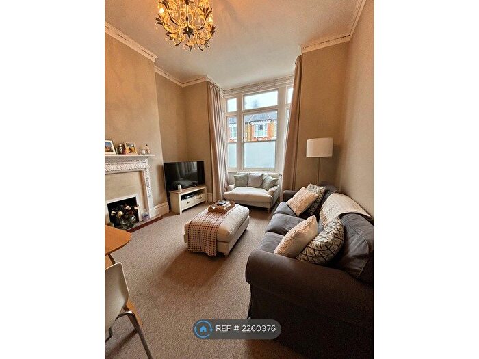 2 Bedroom Flat To Rent In Abbeville Road, London, SW4