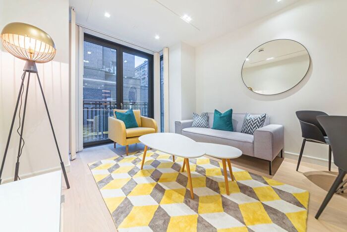1 Bedroom Flat To Rent In Lincoln Square, Holborn, London, WC2A