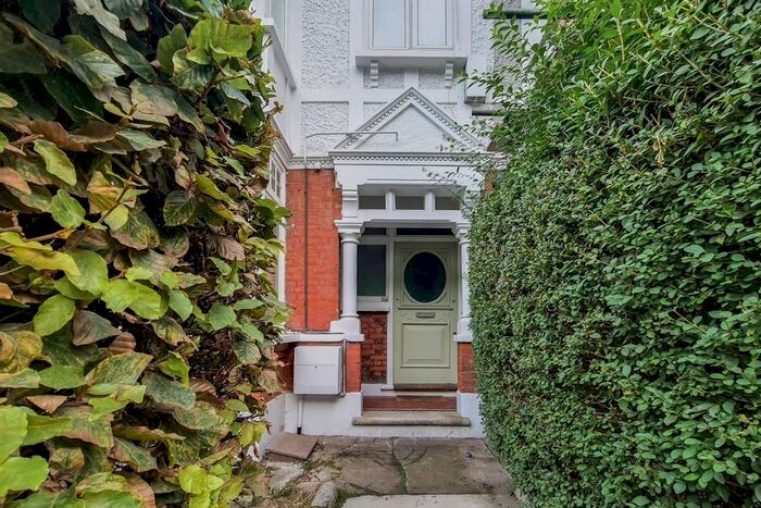 3 Bedroom Flat To Rent In Birchwood Road, Furzedown, London, SW17